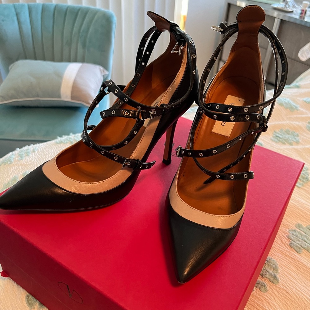 Gently worn Valentino ankle strap pumps-nude & black dust bag & heel caps & box